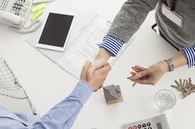 Продавец или покупатель: кто и за что платит при купле-продаже квартиры